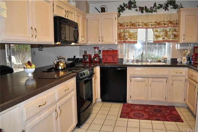Kitchen. - XL room available: $850/month House