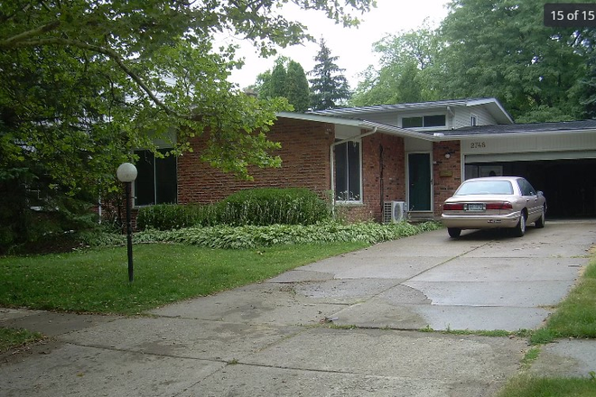 Driveway - Just 4 miles from Campus! Awesome 4 Bedroom, 2 baths, AC, Driveway Parking, Ann Arbor Woods,