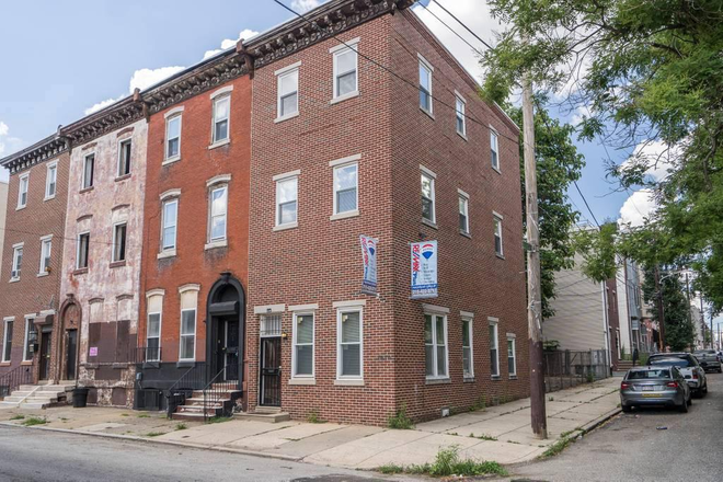 Outside Street view - 1619 Master Street Townhome