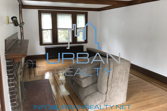 Living Room - **2025-2026**   LARGE 6 BED HOUSE CLOSE TO CAMPUS - BACKYARD AND DECK**