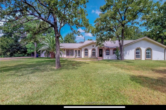 Outside of property - Looking for a 3rd roomate