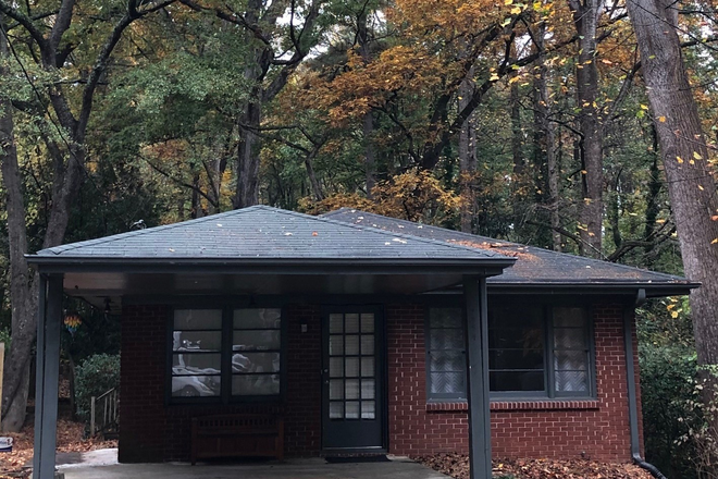 Lake Claire house - Cute mid-century on quiet street close to Candler Park, 2BR/1BA House