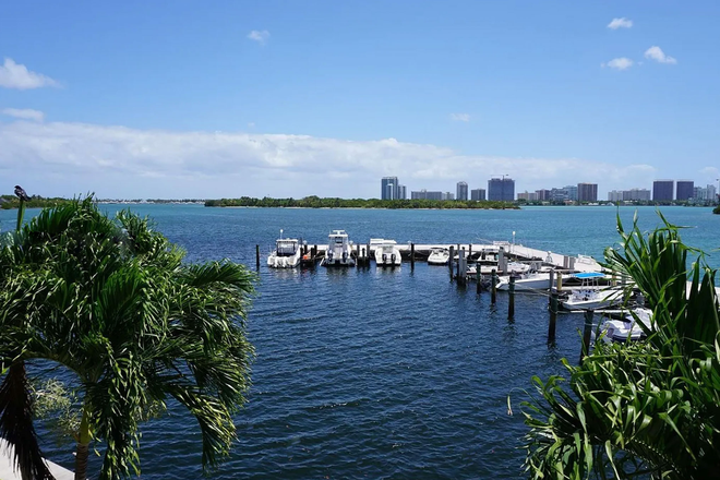 Beautiful Biscayne Bay view - Waterfront Apt. w/ Dock Near UHealth SoLé Mia Campus in North Miami