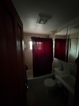 Upstairs bathroom - House 5 minutes to Folsom