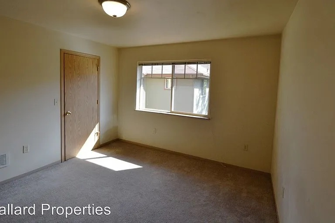available bedroom - One of two bedrooms in townhouse available for sublet before or on 09/07/25