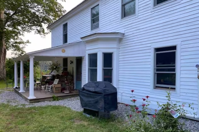 grill - 5BR historic farmouse on a peaceful dead end road House