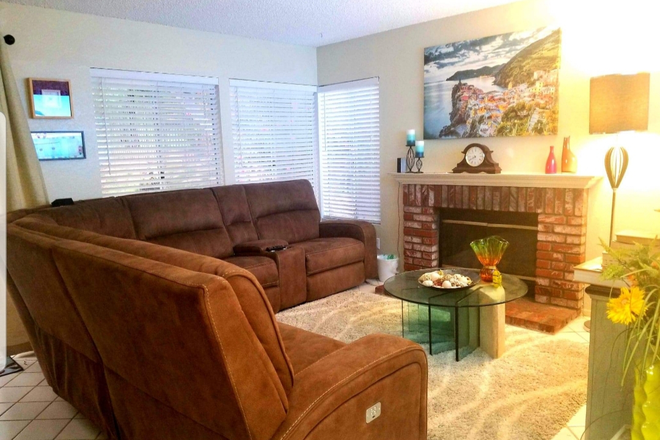 family room - 1 ROOM FOR RENT FOR MALE STUDENTS $975.00- CLOSE TO UCR ; FREE INTERNET/OWN BATHROOM House