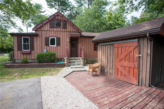 side entrance to house - Cozy cottage approximately 25 minutes (12 miles) from URI main campus Rental