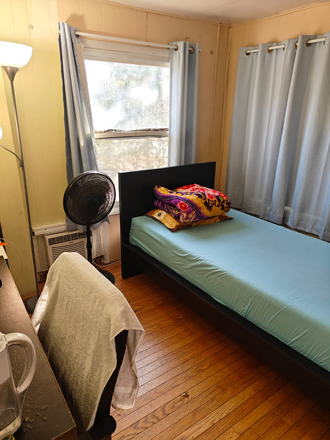 Bedroom - 1 bed with 1 private bath at 650 USD Townhome