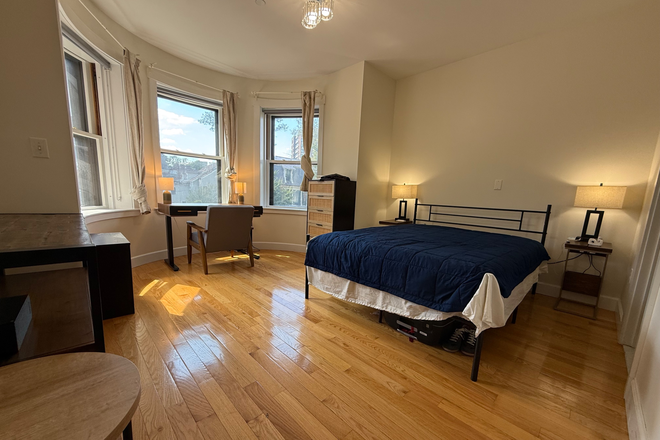 Master bedroom - FURNISHED BEDROOM WITH PRIVATE EN-SUITE BATH IN LUXURY APARTMENT AT HARVARD YARD | NO BROKER FEE
