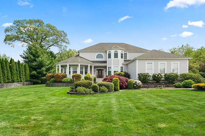 Front, with view of landscaped walkway - 3,000+ sq ft Warwick house, bay view, 3 BR 3.5 BA, 0.95 acre lot