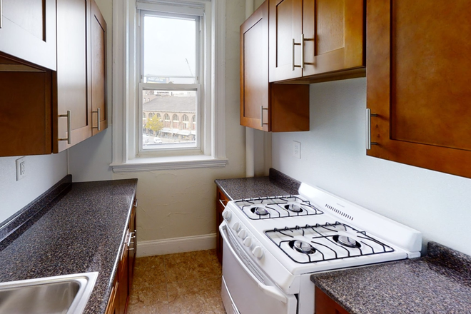 Hub Realty - Excellent studio alcove with renovated kitchen, in prime location Apartments