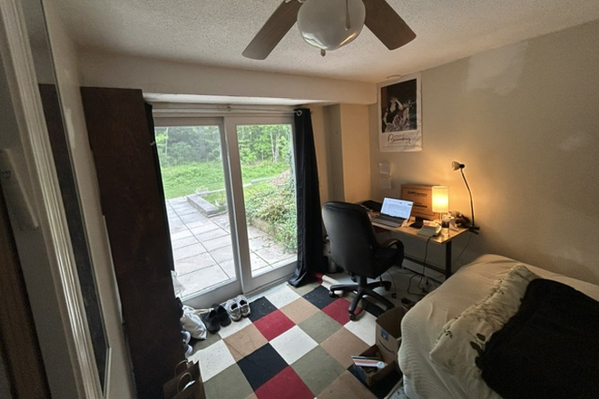 Bedroom - 148 Logtown Road townhouse (On bus route 30 and 45).
