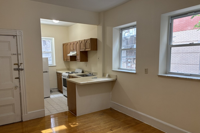 Call/text 602-317-9877 for a showing. - 9/1/25 / NO BROKER FEE / 1BR WITH SEPARATE LR / LOOK AT PICS! Apartments