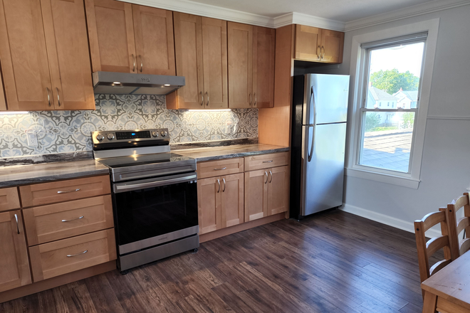 Kitchen 2 - 3 bedroom bright spacious apartment for rent – Great Location!