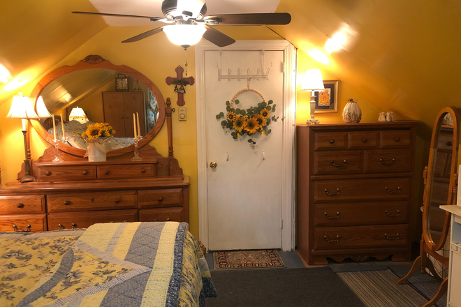Bedroom - Charming Room For Rent (New Bedford) House