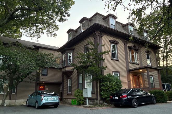 Building - ***GREAT ROOM AVAILABLE IN AWESOME, SPACIOUS CONDO***