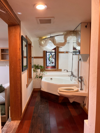bathroom - Apartment close to campus