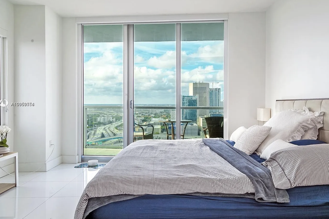 Master bedroom - Latitude on the River Condo