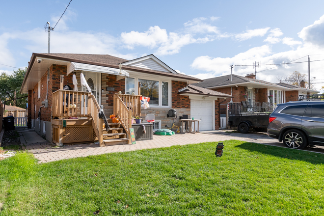 Lower Level Unit in this Bungalow - Scarborough U of T 3-Bedroom Apt in Family Home with Private Laundry, Fully Furnished