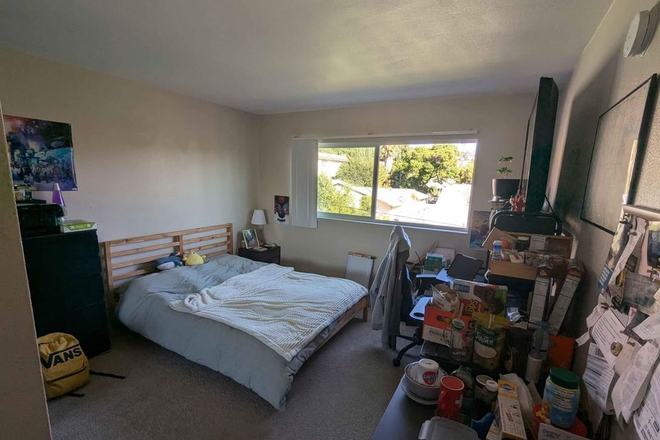 Bedroom - Large Bedroom w/Private Bath in Glendale - Perfect for student Apartments