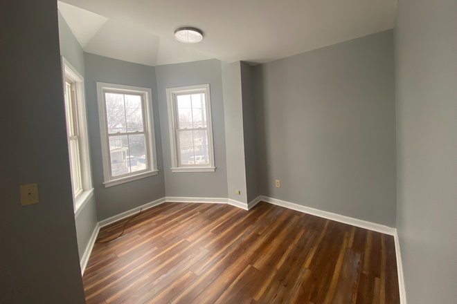 Living Room - HUGE 4BR – 4 FREE Parking Spots • Walk to UVM & Downtown Apartments