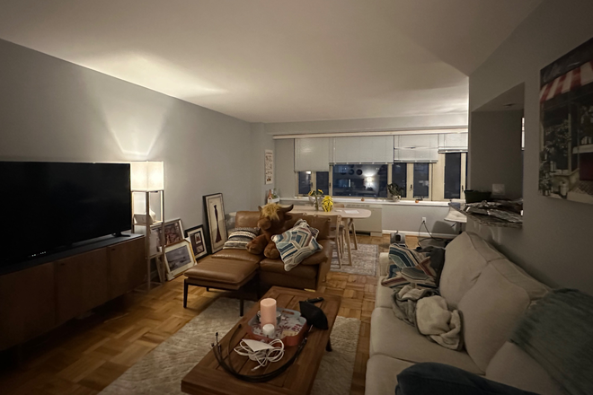 Living room/ Dining room - Greenbriar Shared Room, Close to campus, Lots of storage space, Free Parking