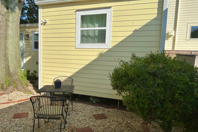 Private outdoor space - Furnished uptown guest house with all utilities included