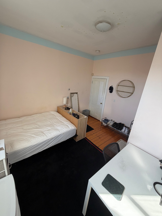 Bedroom - *1bed w/ private bath attached for sublet Jan - May (end of school year, can possibly extend) Apartments