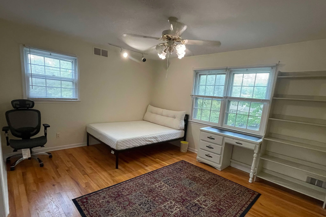 Bedroom - Furnished room w/private bathroom for female–Berkshire Dr–West Windsor House