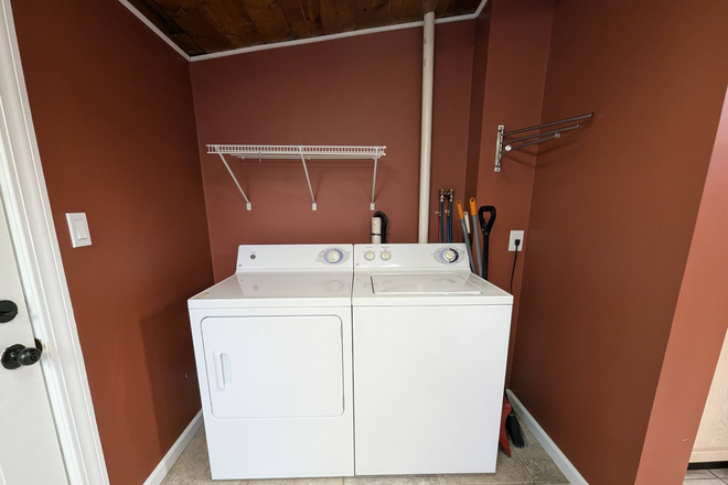 Washer/dryer in butlers pantry - Room for female in shared home-Homecrest Ave-Ewing
