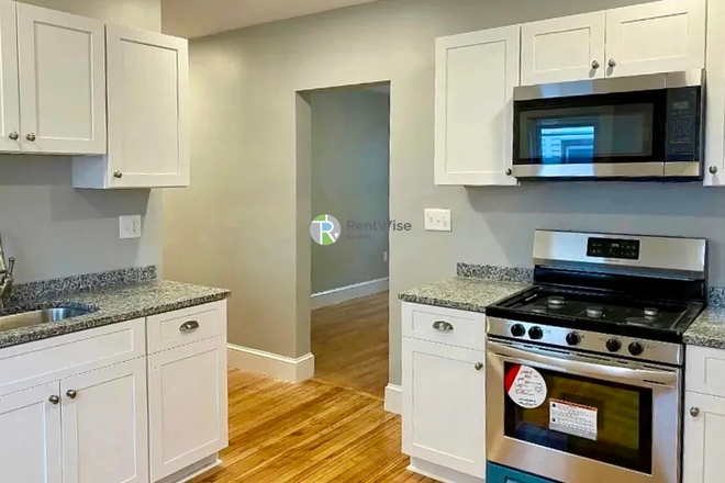 1 - JUNE 2027 | Desirable 5 Bed, 1 Bath Duplex | Medford | Water Included | No Broker Fees! Duplex