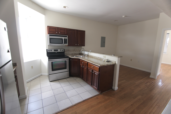 Kitchen - Off Campus Philly - Bright 4 Bed 2 Bath Apartments