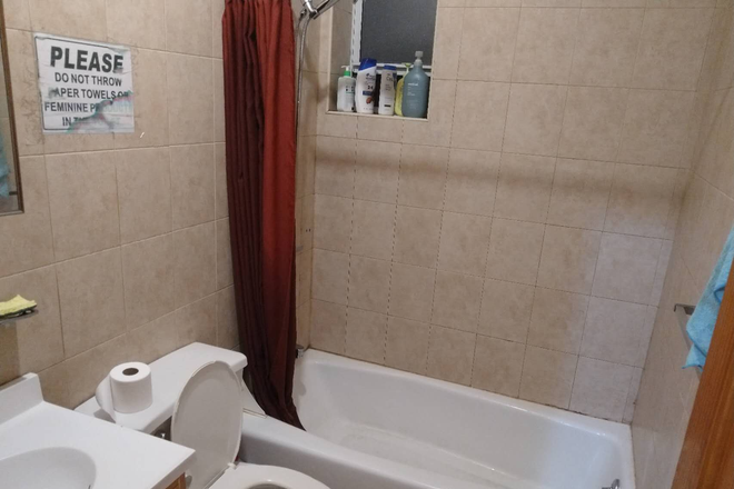 Bathroom - Perfect for summer semester! Cheap summer sublet from mid-May to mid-August. Townhome
