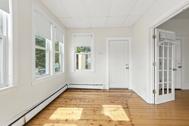 Call NOW for showings! 617-236-8600 - BROADWAY - HUGE 2 FLR 2 OR 3BR FOR *9/1/2026* W/ 2 BATHS, PRKNG AVAIL, 2 LIVING RMS, LNDRY IM BLDNG! Apartments