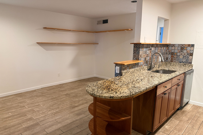 Granite countertops and bar seating - Large, Updated 1 BD Wimbledon Condo - Walk to Campus