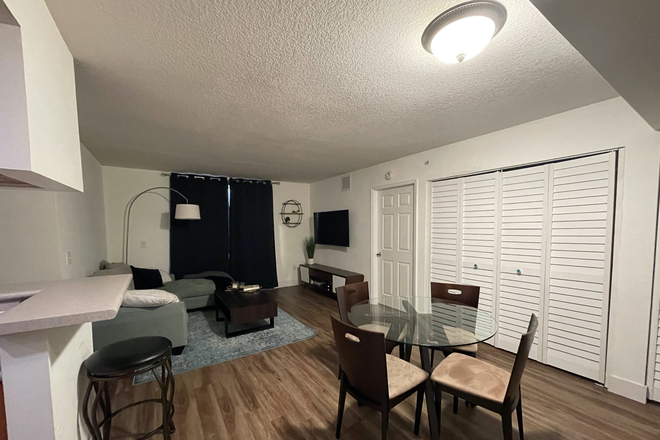 Entry way - Partially Furnished 2/2 - blocks from the hospital district. Condo