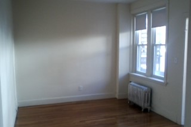 hubrealtyproperties.com - Coolidge corner, smart one bedroom, one block from the green line T Apartments