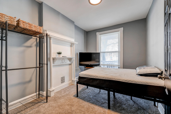 Available first floor bedroom - Share a beautifully rehabbed townhouse within walking distance to Homewood campus: