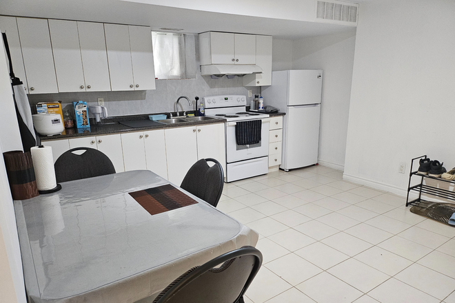 kitchen - Room for Rent – Downtown Toronto (Bathurst St) – All Utilities