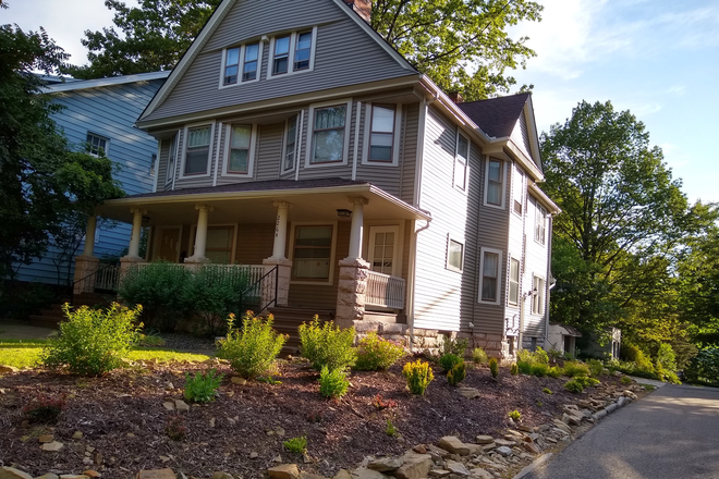 Front of House - Spacious Half duplex close to campus Duplex