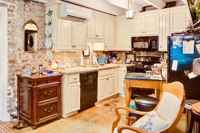 Kitchen - Rutledge Carriage House