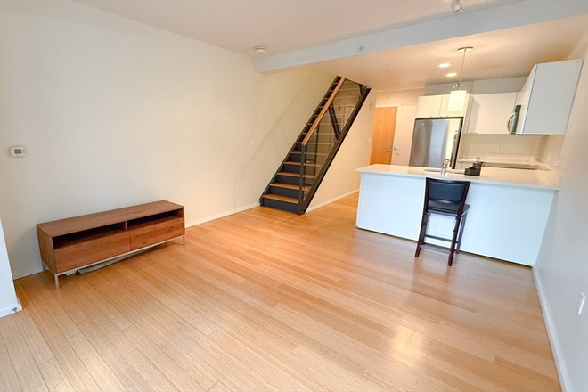 . - HUGE 1 Bed+Den/1.5 Bath w/ LAUNDRY IN UNIT!! Avail. NOW!! Heat&Hot Water Included! Parking avai Apartments