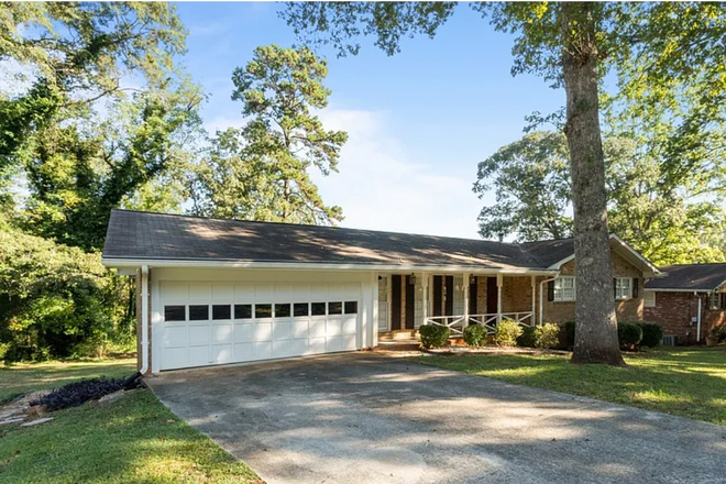 Exterior - Room in a suburban house, close to Marta/Bus lines