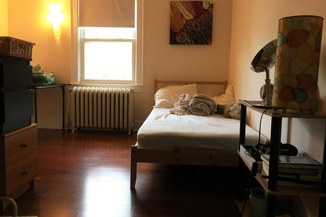 Bedroom with full size bed - Furnished rooms-South Harrison St-Princeton House
