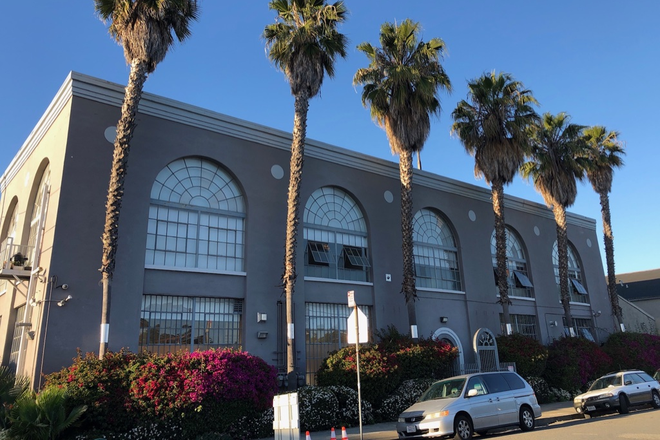 Renovated loft building on quiet street - 1100 sq ft sunlit and penthouse apartment in West Oakland loft building 4.5 miles from campus