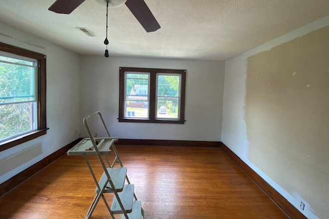 Living room - Large 2 bedroom 1300+ sqf apartment 1 mile from Alton campus.