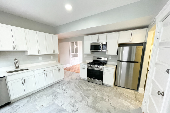 kitchen - Renovated 4 bed 2 bath, laundry in unit, close to red line