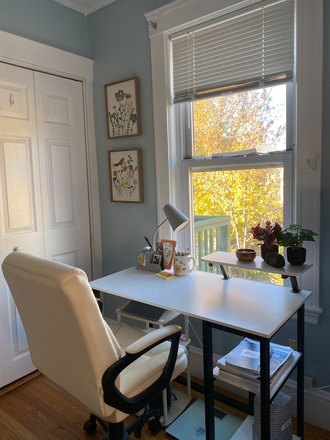 Bedroom Desk Set Up - Tufts Spring Sublet - 5 min walk from campus (Rent Negotiable) House
