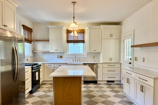 Newly remodeled kitchen with ample storage - Newly Remodeled-Walkable-10 min. to MUSC